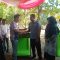 Bupati Jember menyerahkan tempat sampah daur ulang secara simbolis kepada perwakilan masyarakat dalam kegiatan Bunga Desaku di kawasan wisata Watu Ulo, Ambulu, Minggu (27/7/2025).