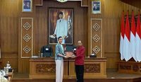 Gubernur Bali Wayan Koster menyerahkan cenderamata kepada Menteri Pariwisata RI Widiyanti Putri Wardhana sebagai simbol apresiasi atas kunjungan kehormatan dan komitmen penguatan kerja sama dalam pembangunan pariwisata Bali berbasis budaya, berkualitas, dan berkelanjutan.