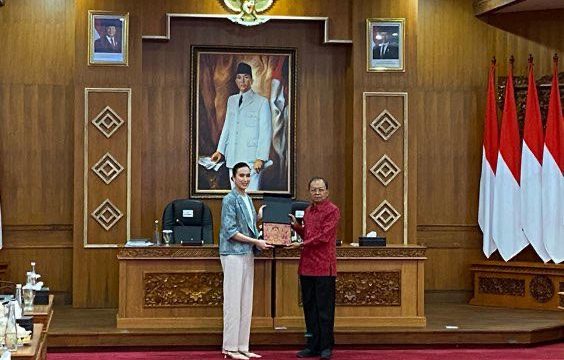 Gubernur Bali Wayan Koster menyerahkan cenderamata kepada Menteri Pariwisata RI Widiyanti Putri Wardhana sebagai simbol apresiasi atas kunjungan kehormatan dan komitmen penguatan kerja sama dalam pembangunan pariwisata Bali berbasis budaya, berkualitas, dan berkelanjutan.