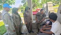 Petugas Satpol PP Jember memberikan konseling kepada siswa SMP yang kedapatan bolos di pemakaman Tionghoa Sukorambi, Rabu (23/7/2025).