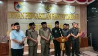 Bupati Jember Muhammad Fawait memberikan keterangan pers di Gedung DPRD Jember, Senin malam (28/7/2025)