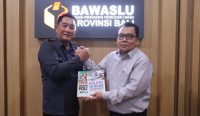 Ketua Bawaslu Balu Putu Suguna menerima tim LP2M terkait komunikasi politik dalam pemilihan kepala daerah saat menerima Tim LP2M Universitas Islam Negeri (UIN) Sunan Gunung Djati. Foto: dok/Bawaslu Bali