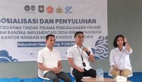 Petugas Imigrasi Batam bersama narasumber dari BP2MI saat memberikan sosialisasi dan penyuluhan pencegahan Tindak Pidana Perdagangan Orang (TPPO) di Kelurahan Teluk Tering, Batam, Selasa (9/7/2025). Kegiatan ini merupakan bagian dari implementasi program Desa Binaan Imigrasi Kelas I Khusus TPI Batam.