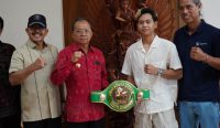Gubernur Bali Wayan Koster mengucapkan apresiasi kepada petinju muda Bali Ketut Surya, Senin (21/07/2025). Foto: dok/Pemprov Bali