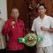 Gubernur Bali Wayan Koster mengucapkan apresiasi kepada petinju muda Bali Ketut Surya, Senin (21/07/2025). Foto: dok/Pemprov Bali