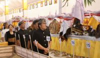 Wakil Gubernur Bali, I Nyoman Giri Prasta saat menghadiri Upacara Pitra Yadnya Prenawa Agung lan Nyekah Kinembulan di Setra Desa Adat Kedewatan, Gianyar, Minggu, (13/07/2025). Foto: dok/Pemprov Bali