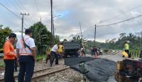 Petugas gabungan dari Dinas Perhubungan Jember, KAI Daop 9 Jember, serta TNI dan Polri memperbaiki perlintasan sebidang JPL 30 arah Jember–Banyuwangi