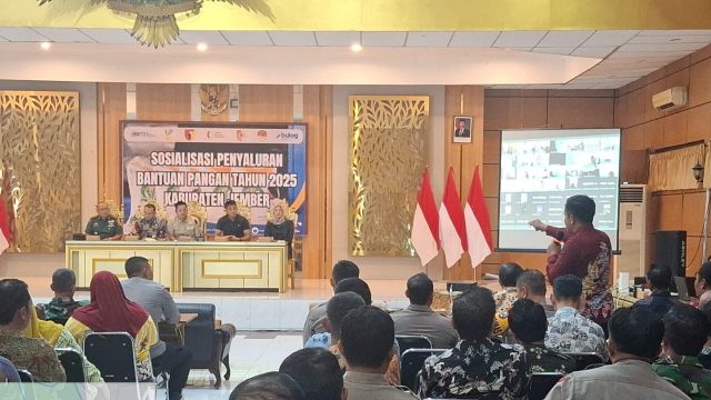 Foto: Perum Bulog Cabang Jember bersama Pemkab Jember menggelar sosialisasi penyaluran bantuan pangan nasional alokasi Juni dan Juli 2025.