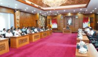 Gubernur Bali Wayan Koster bersama dengan jajaran PLN UIP JBTB melaksanakan rapat terkait pembangunan Sutet 500 kV Gilimanuk-Antosari, Rabu (23/07/2025). Foto: dok/Pemprov Bali