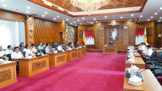 Gubernur Bali Wayan Koster bersama dengan jajaran PLN UIP JBTB melaksanakan rapat terkait pembangunan Sutet 500 kV Gilimanuk-Antosari, Rabu (23/07/2025). Foto: dok/Pemprov Bali