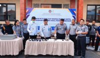 Kalapas Kelas IIA Kerobokan, Hudi Ismono (tengah), didampingi jajaran petugas Lapas dan perwakilan BNNK Badung, memimpin pemusnahan barang-barang terlarang hasil razia di blok hunian warga binaan, Senin (7/7/2025). Pemusnahan dilakukan dengan cara dihancurkan untuk memastikan barang tidak dapat digunakan kembali.