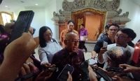 Wakil Ketua DPRD Bali, I Wayan Disel Astawa memberikan keterangan kepada awak media usai menghadiri rapat di Kantor Gubernur Bali, Senin (28/7/2025), terkait temuan sembilan titik akomodasi pariwisata ilegal di Bali.