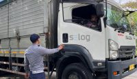 Petugas Dinas Perhubungan Kota Denpasar menegur sopir truk yang parkir sembarangan saat sidak lalu lintas di kawasan Patung Titi Banda, Rabu (2/7). Sidak dilakukan untuk meningkatkan ketertiban dan keamanan berlalu lintas. Foto: dok/tim