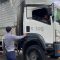 Petugas Dinas Perhubungan Kota Denpasar menegur sopir truk yang parkir sembarangan saat sidak lalu lintas di kawasan Patung Titi Banda, Rabu (2/7). Sidak dilakukan untuk meningkatkan ketertiban dan keamanan berlalu lintas. Foto: dok/tim