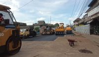Pekerjaan pengaspalan jalan nasional di Desa Bajera, Kecamatan Selemadeg, Tabanan, mulai dilakukan Kamis (17/7/2025) siang. Proses ini menjadi tahap awal sebelum uji coba pembukaan jalan untuk umum. Foto: tim/diksimerdeka.com