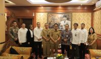 Wakil Wali Kota Denpasar, I Kadek Agus Arya Wibawa (tengah mengenakan seragam dinas), bersama Direktur Pendapatan Daerah Kemendagri RI, Dr. Drs. Teguh Narutomo, MM, dan Direktur Bisnis PT Penjaminan Infrastruktur Indonesia (Persero), Andre Permana, berfoto bersama usai pertemuan terkait percepatan pembangunan infrastruktur melalui skema KPDBU di Kantor Wali Kota Denpasar, Senin (14/7/2025). Turut hadir jajaran OPD Pemkot Denpasar dan tim PT PII. Foto: tim/diksimerdeka.com