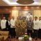 Wakil Wali Kota Denpasar, I Kadek Agus Arya Wibawa (tengah mengenakan seragam dinas), bersama Direktur Pendapatan Daerah Kemendagri RI, Dr. Drs. Teguh Narutomo, MM, dan Direktur Bisnis PT Penjaminan Infrastruktur Indonesia (Persero), Andre Permana, berfoto bersama usai pertemuan terkait percepatan pembangunan infrastruktur melalui skema KPDBU di Kantor Wali Kota Denpasar, Senin (14/7/2025). Turut hadir jajaran OPD Pemkot Denpasar dan tim PT PII. Foto: tim/diksimerdeka.com