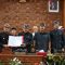 Wakil Wali Kota Denpasar I Kadek Agus Arya Wibawa (kiri) bersama Ketua DPRD Kota Denpasar I Gusti Ngurah Gede (kedua dari kiri), Wakil Ketua DPRD I Wayan Mariyana Wandhira (kedua dari kanan), dan Made Oka Cahyadi Wiguna (kanan) menunjukkan dokumen RPJMD 2025-2029 yang telah disahkan dalam Rapat Paripurna ke-18 DPRD Kota Denpasar, Kamis (3/7/2025). Foto: tim/diksimerdeka.com