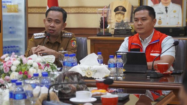 Bupati Jember Muhammad Fawait berdiskusi dengan jajaran Pertamina di Pendopo Wahyawibawagraha, Selasa (29/7/2025)