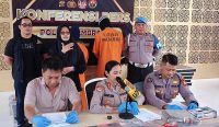 Kapolres Jembrana AKBP Kedek Citra Dewi Suparwati (tengah) saat menggelar konferensi pers pengungkapan kasus curanmor oleh pelaku berinisial IYM, di Aula Mapolres Jembrana, Kamis (24/7/2025).