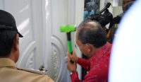 Gubernur Bali Wayan Koster memimpin pembongkaran bangunan di Pantai Bingin, Senin (21/07/2025). Foto: dok/Pemkot Denpasar