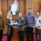 Gubernur Bali Wayan Koster menerima cinderamata dari EVP Kontruksi PT PLN, Ratnasari Sjamsudin, usai rapat dukungan proyek Sutet 500kV Gilimanuk–Antosari di Jaya Sabha, Denpasar, Rabu (23/7/2025).