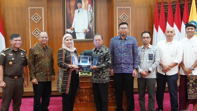 Gubernur Bali Wayan Koster menerima cinderamata dari EVP Kontruksi PT PLN, Ratnasari Sjamsudin, usai rapat dukungan proyek Sutet 500kV Gilimanuk–Antosari di Jaya Sabha, Denpasar, Rabu (23/7/2025).