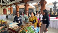 Pelaksanaan Bazar Pangan Pemkot Denpasar yang digelar guna mendukung optimalisasi pengendalian inflasi di Kawasan Banjar Bun, Kelurahan Dangin Puri, pada Jumat (25/7/2025). Foto: dok/Pemkot Denpasar