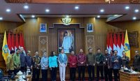 Gubernur Bali Wayan Koster bersama Menteri Pariwisata RI Widiyanti Putri Wardhana dan jajaran Kementerian Pariwisata serta perwakilan kabupaten/kota se-Bali dalam pertemuan membahas arah kebijakan pengembangan pariwisata Bali ke depan, di Gedung Kertha Sabha, Jayasabha, Denpasar, Jumat (18/7/2025). Foto: dok/pribadi