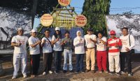 Camat Tanggul Hanifah bersama panitia dan peserta di gerbang “Tanggul Tempo Doeloe” dalam rangka HUT ke-80 RI di Alun-Alun Tanggul, Jumat (25/7/2025).