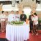 Wali Kota Denpasar I Gusti Ngurah Jaya Negara bersama jajaran Pemerintah Kota Denpasar dan manajemen Perumda Tirta Sewakadarma memotong tumpeng dalam puncak peringatan HUT ke-28 Perumda Air Minum Tirta Sewakadarma di IPA Ayung III Blusung, Denpasar, Selasa (1/7). Foto: tim/diksimerdeka.com