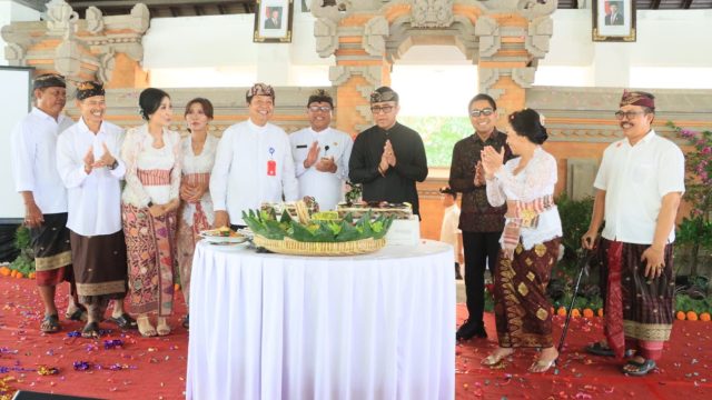 Wali Kota Denpasar I Gusti Ngurah Jaya Negara bersama jajaran Pemerintah Kota Denpasar dan manajemen Perumda Tirta Sewakadarma memotong tumpeng dalam puncak peringatan HUT ke-28 Perumda Air Minum Tirta Sewakadarma di IPA Ayung III Blusung, Denpasar, Selasa (1/7). Foto: tim/diksimerdeka.com