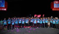 Para peserta dan pejabat penting berfoto bersama sebelum flag-off Bank BPD Bali Culture Run 2025 di garis start kategori 10K, yang digelar di Pantai Pandawa, Badung, Minggu (6/7/2025) pagi. Acara ini diikuti sekitar 4.000 pelari dan turut dihadiri oleh sejumlah tokoh nasional dan daerah.