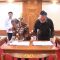 Gubernur Bali Wayan Koster (kiri) dan Ketua GIPI Bali Ida Bagus Agung Partha Adnyana (kanan) menandatangani Kesepakatan Bersama terkait pelaksanaan Pungutan bagi Wisatawan Asing (Tourism Levy) di Jayasabha, Denpasar, Rabu (2/7/2025). Penandatanganan ini menjadi komitmen bersama untuk mendukung keberlanjutan pariwisata Bali. Foto: dok/tim