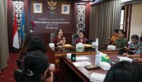 Penasehat WHDI Bali, Seniasih Giri Prasta melakukan rapat bersama pengurus WHDI Bali, Selasa (15/07/2025). Foto: dok/Pemprov Bali