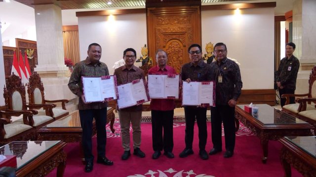Gubernur Bali Wayan Koster menandatangani Perjanjian Kerja Sama (PKS) dengan Bupati Badung I Wayan Adi Arnawa dan Bupati Gianyar I Made Agus Mahayastra di Jayasabha, Denpasar, Jumat (18/7/2025). Foto: dok/Pemprov Bali