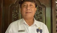 Kepala Dinas Pendidikan, Kepemudaan, dan Olahraga (Disdikpora) Kota Denpasar, AA Gede Wiratama, memberikan penjelasan terkait proses PPDB yang menimpa seorang anak yatim di Banjar Batukandik, Desa Padangsambian Kaja. Foto: Istimewa.