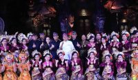 Gubernur Bali Wayan Koster saat menyaksikan Utsawa (Parade) Gong Kebyar Wanita PKB ke-47 di Taman Budaya Terbuka Ardha Candra, Senin (30/6/2025). Foto: dok/Pemprov Bali