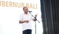 Gubernur Bali saat membawa sambutan pada Peringatan Hari BPR-BPRS Nasional Tahun 2025 di Lapangan Puputan Margarana, Niti Mandala Denpasar, Minggu (13/7/2025). Foto: dok/Pemprov Bali