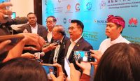 Ketua Umum PERIKLINDO Jenderal TNI (Purn) Dr. Moeldoko memberikan keterangan pers didampingi sejumlah tokoh dan pejabat dalam pembukaan Periklindo Electric Vehicle Conference (PEVC) 2025 di Jimbaran Convention Center, Bali, Kamis (10/7/2025). Acara ini menjadi forum internasional strategis untuk mendorong ekosistem kendaraan listrik di Indonesia dan kawasan.