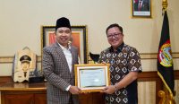 Foto: Bupati Jember Muhammad Fawait menerima piagam penghargaan atas capaian Pemkab Jember di bidang perlindungan sosial dan ketahanan pangan.