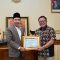 Foto: Bupati Jember Muhammad Fawait menerima piagam penghargaan atas capaian Pemkab Jember di bidang perlindungan sosial dan ketahanan pangan.
