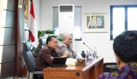 Sekretaris Daerah Bali Dewa Made Indra saat melakukan pemaparan di Hight Level Meeting, Selasa (15/07/2025). Foto: dok/Pemprov Bali
