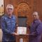 Gubernur Bali Wayan Koster menerima Konsulat Jenderal Swiss di Bali, Gerhard L. Nutz, saat kunjungan kehormatan di Jayasabha, Denpasar, Rabu (16/7/2025). Pertemuan membahas kerja sama bilateral di bidang pengolahan sampah, pendidikan, dan pariwisata. Foto: tim/diksimerdeka.com
