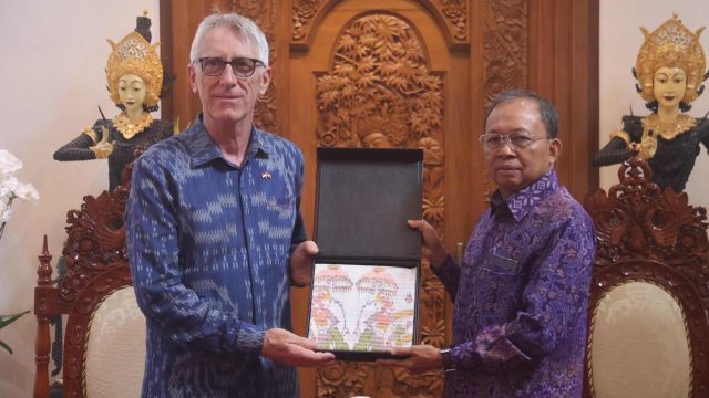 Gubernur Bali Wayan Koster menerima Konsulat Jenderal Swiss di Bali, Gerhard L. Nutz, saat kunjungan kehormatan di Jayasabha, Denpasar, Rabu (16/7/2025). Pertemuan membahas kerja sama bilateral di bidang pengolahan sampah, pendidikan, dan pariwisata. Foto: tim/diksimerdeka.com