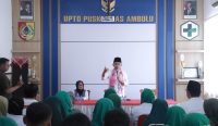 Bupati Jember Muhammad Fawait memberikan arahan kepada tenaga kesehatan saat meninjau Puskesmas Ambulu dalam rangka peluncuran program “Bunga Desaku”, Minggu (27/7/2025).