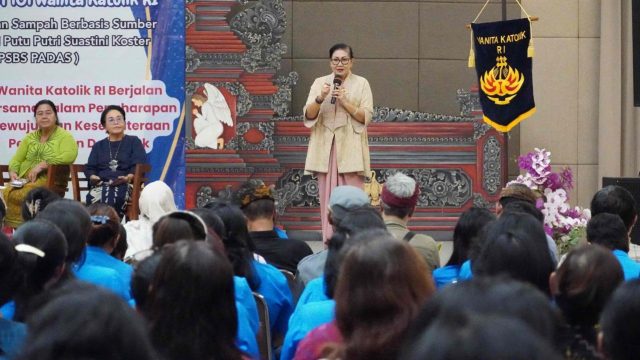 Putri Suastini Koster saat memberikan sosialisasi kepada Wanita Katolik Republik Indonesia (WKRI) DPD Bali-NTB, Sabtu (05/06/2025). Foto: dok/Pemprov Bali