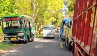 Antrean kendaraan truk dan bus mengular di jalur Denpasar–Gilimanuk, Jembrana, Bali, Rabu (16/7/2025), akibat terganggunya operasional penyeberangan di Pelabuhan Ketapang, Banyuwangi, imbas aksi protes sopir truk. Foto: tim/diksimerdeka.com