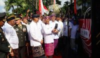 Gubernur Bali Wayan Koster didampingi Kepala Perwakilan Bank Indonesia Provinsi Bali R. Erwin Soeriadimadja mencoba langsung pembayaran digital QRIS Tap di Bus Trans Metro Dewata, usai peluncuran layanan di Lapangan Puputan Niti Mandala Renon, Denpasar, Kamis (14/8/2025). Foto: tim/diksimerdeka.com