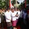 Gubernur Bali Wayan Koster didampingi Kepala Perwakilan Bank Indonesia Provinsi Bali R. Erwin Soeriadimadja mencoba langsung pembayaran digital QRIS Tap di Bus Trans Metro Dewata, usai peluncuran layanan di Lapangan Puputan Niti Mandala Renon, Denpasar, Kamis (14/8/2025). Foto: tim/diksimerdeka.com